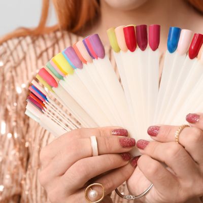 Espositore cosmetico con palette e tester di rossetti